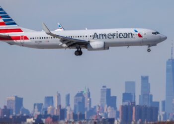 American Airlines orders hundreds of planes from Boeing, Airbus, Embraer